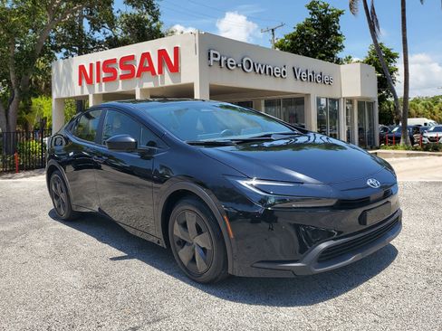 Used 2024 Toyota Prius LE image 3