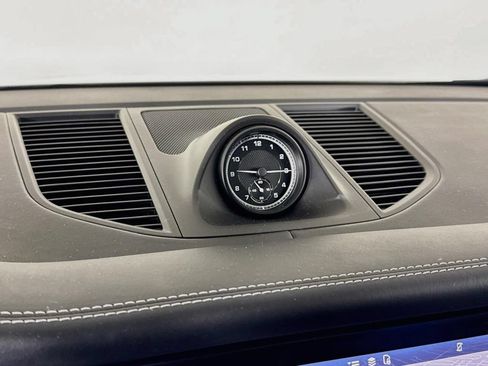 Certified 2024 Porsche Macan AWD/4WD image 22