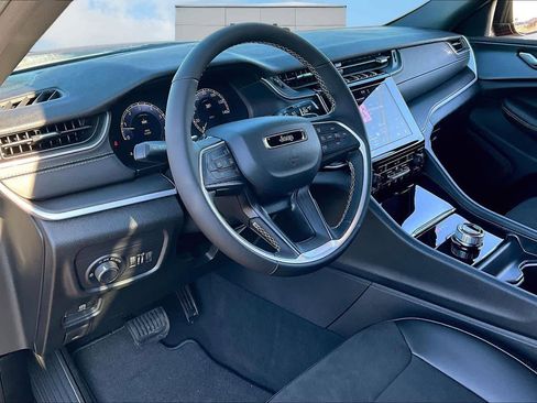 New 2025 Jeep Grand Cherokee Altitude image 2