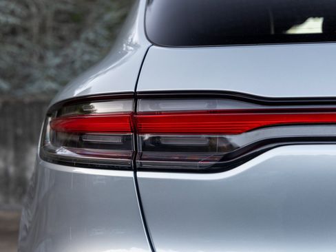 Certified 2025 Porsche Macan image 18