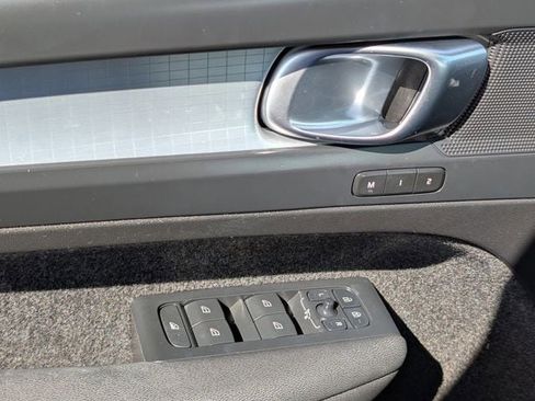 Used 2023 Volvo XC40 B5 Core image 19