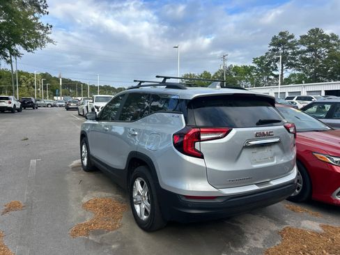 Used 2022 GMC Terrain SLE w/ Driver Convenience Package image 2