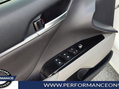 Used 2019 Toyota Camry XLE image 10
