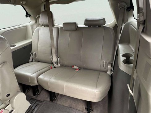 Used 2016 Toyota Sienna XLE image 16