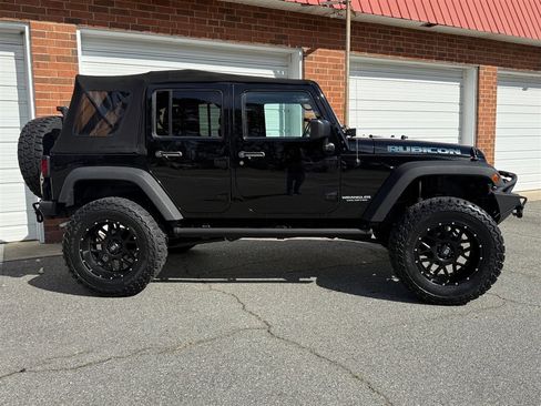 Used 2015 Jeep Wrangler Unlimited Rubicon w/ Dual Top Group AWD/4WD image 37