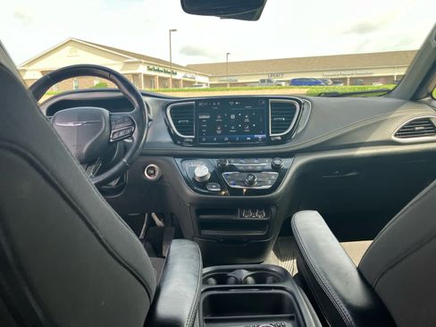Used 2021 Chrysler Pacifica Touring w/ S Appearance Package FWD image 32
