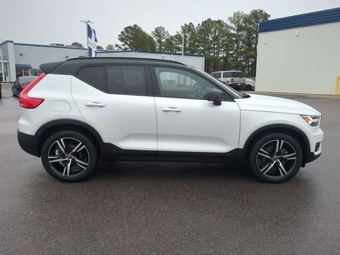 Used 2021 Volvo XC40 T5 R-Design image 2