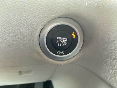 Used 2024 Chrysler Pacifica Touring-L FWD image 34
