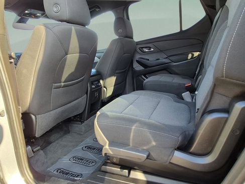 Used 2023 Chevrolet Traverse LT FWD image 16