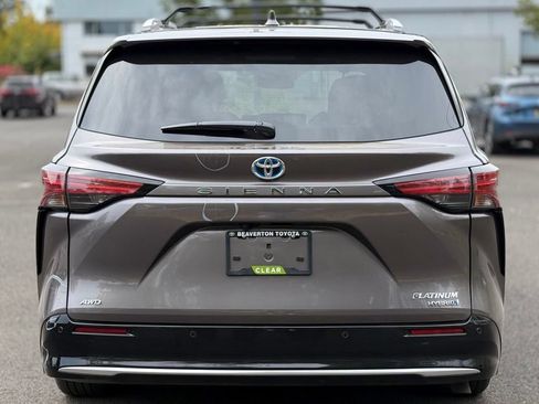 Used 2024 Toyota Sienna Platinum AWD/4WD image 4