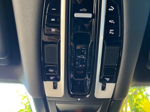 Used 2020 Porsche Cayenne w/ Driver Memory Package AWD/4WD image 25
