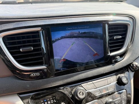 Used 2017 Chrysler Pacifica Touring-L FWD image 16