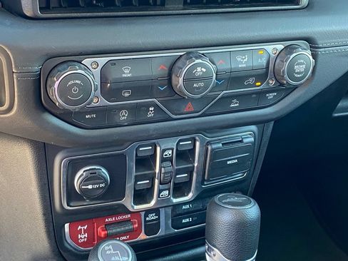 Used 2026 Jeep Gladiator Mojave AWD/4WD image 18