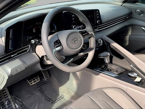 Used 2025 Hyundai Elantra Sport image 17