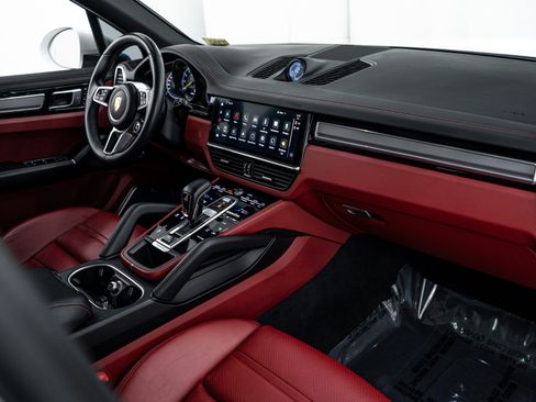 Certified 2022 Porsche Cayenne Platinum Edition image 17