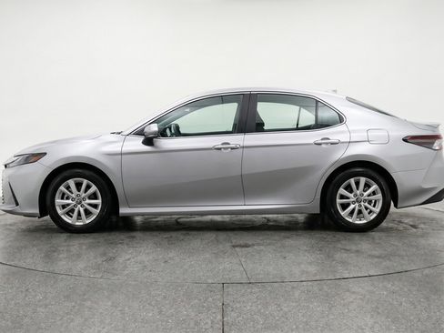 Used 2025 Toyota Camry LE image 5