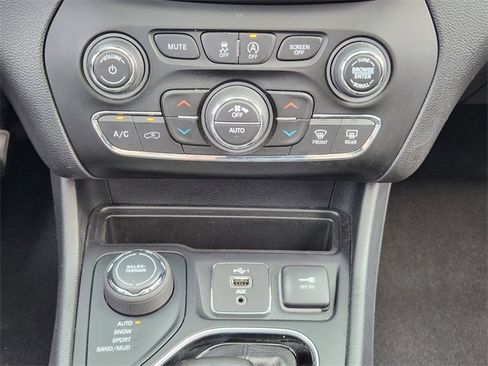 Used 2022 Jeep Cherokee Limited image 18