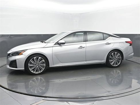 Used 2023 Nissan Altima 2.5 SL image 2