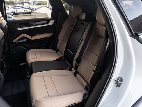 Certified 2026 Porsche Cayenne AWD/4WD image 33