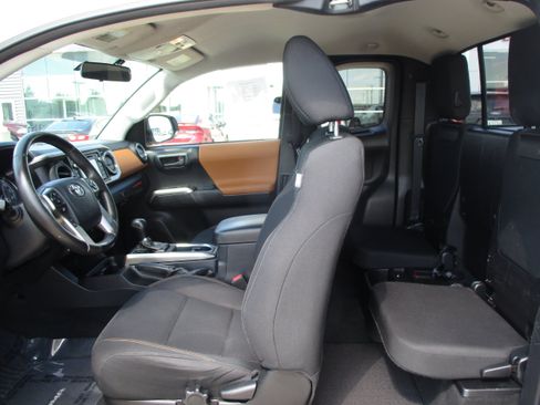 Used 2017 Toyota Tacoma SR5 RWD image 25