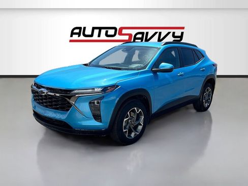 Used 2025 Chevrolet Trax LT FWD image 3
