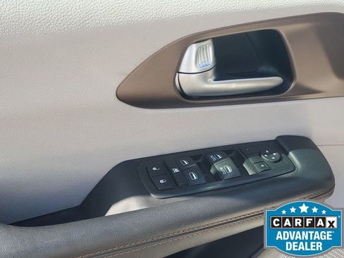 Used 2017 Chrysler Pacifica Touring-L w/ Tire & Wheel Group image 44