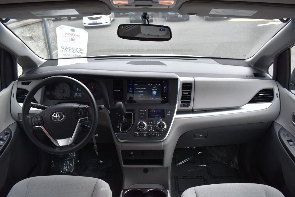 Certified 2016 Toyota Sienna LE FWD image 24