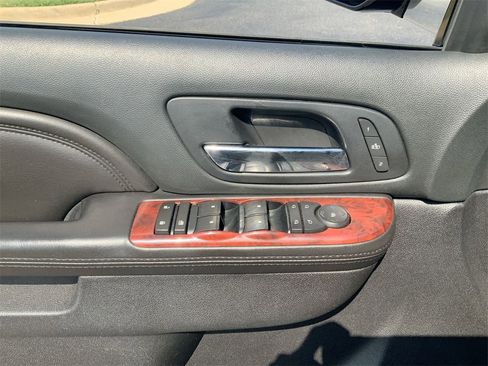 Used 2011 Cadillac Escalade 4D Sport Utility w/ Touring Package image 22