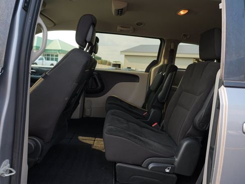 Used 2018 Dodge Grand Caravan SE w/ UConnect Hands-Free Group FWD image 18