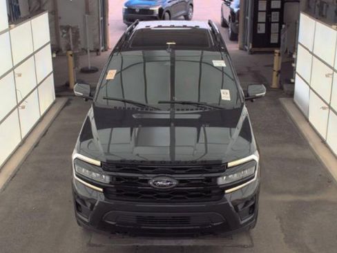 Used 2023 Ford Expedition Limited image 3