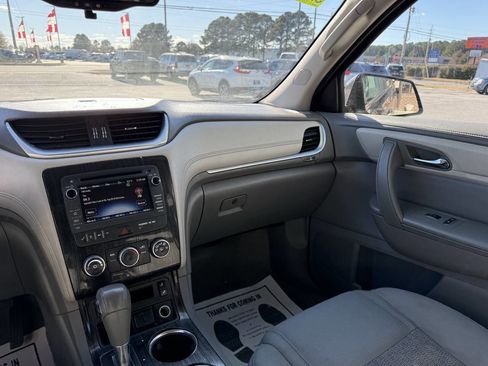 Used 2017 Chevrolet Traverse LT w/ Style and Technology Package image 13