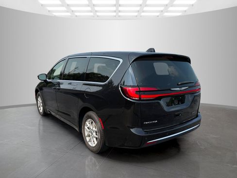 Used 2023 Chrysler Pacifica Touring-L FWD image 4