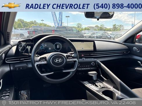 Used 2025 Hyundai Elantra SEL FWD image 13