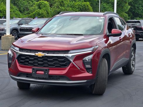 Certified 2025 Chevrolet Trax LT w/ Driver Confidence Package FWD image 5