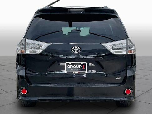 Used 2015 Toyota Sienna SE FWD image 5