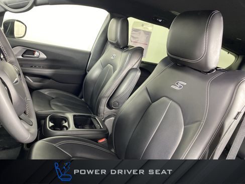 Used 2023 Chrysler Pacifica Touring-L w/ Uconnect Theater Family Group AWD/4WD image 17