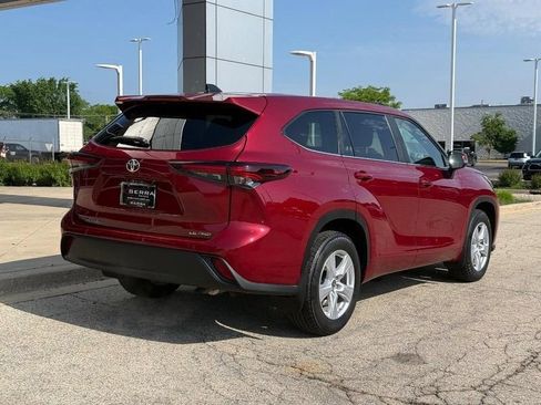 Used 2024 Toyota Highlander LE AWD/4WD image 3