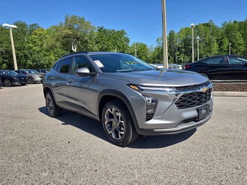 Used 2025 Chevrolet Trax LT w/ LT Convenience Package FWD image 2
