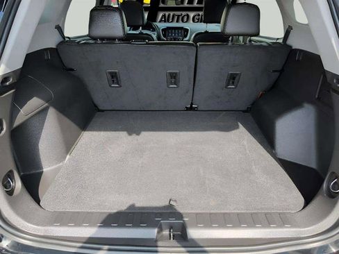 Used 2024 GMC Terrain SLT image 17