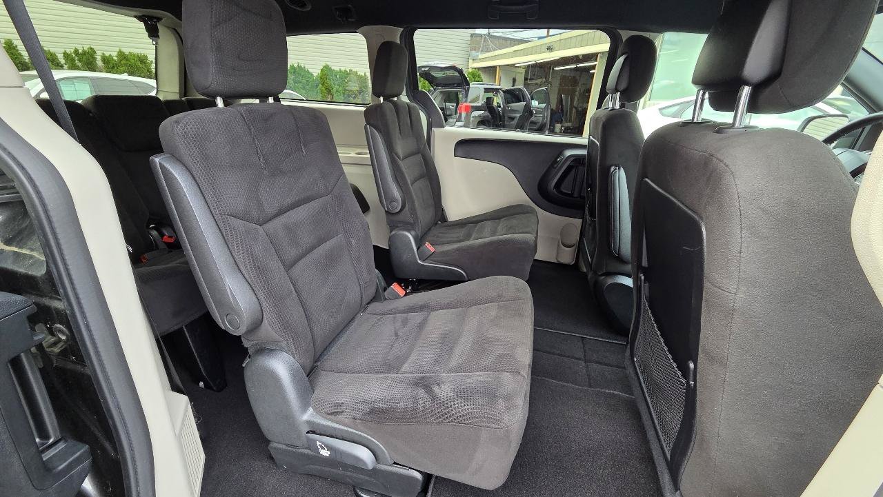 Used 2016 Dodge Grand Caravan SE FWD image 15