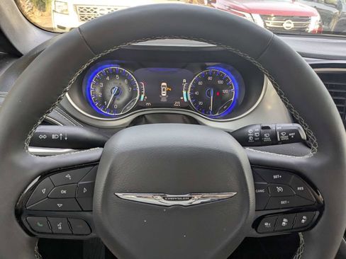 Used 2025 Chrysler Pacifica Limited FWD image 29
