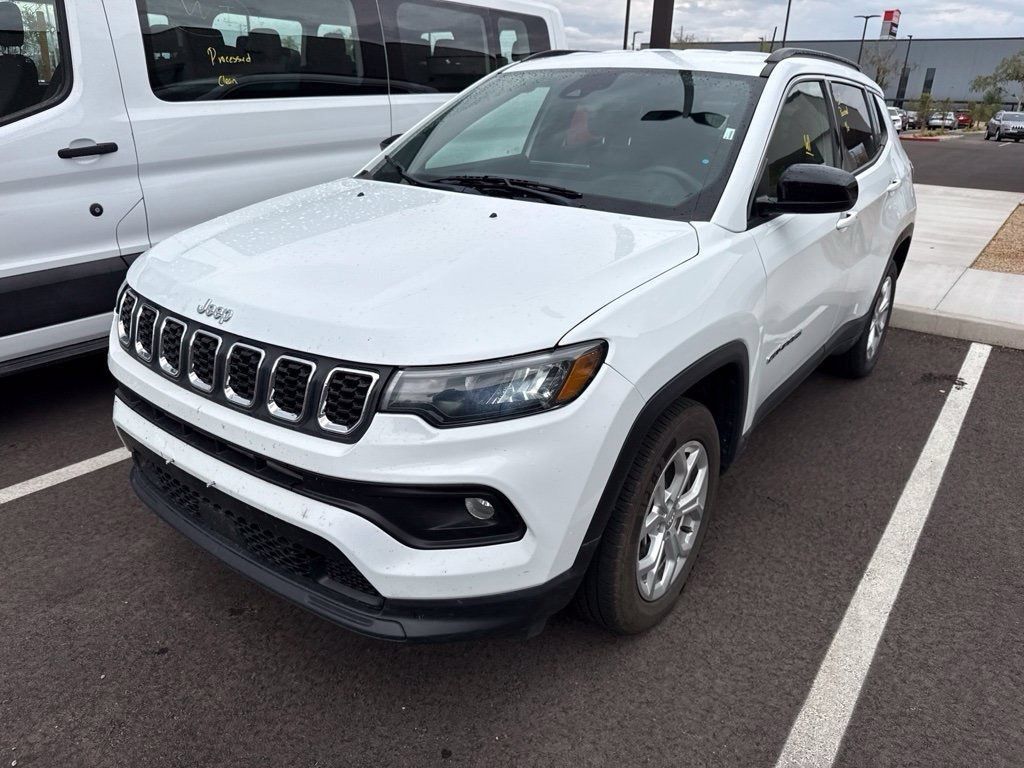 Used 2024 Jeep Compass Latitude AWD/4WD image 2
