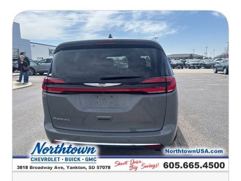 Used 2023 Chrysler Pacifica Touring-L image 11