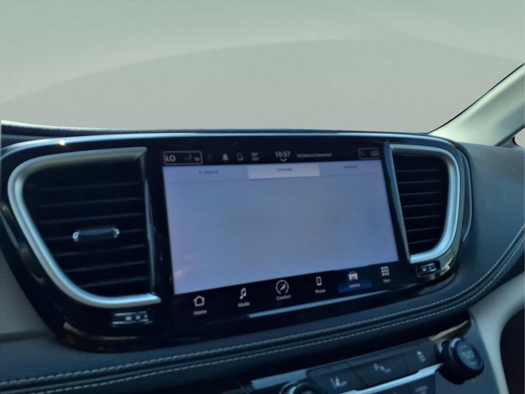Used 2023 Chrysler Pacifica Touring-L FWD image 10