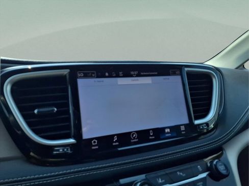Used 2023 Chrysler Pacifica Touring-L FWD image 10