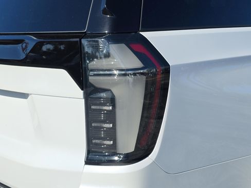 Used 2025 Chevrolet Suburban High Country image 15