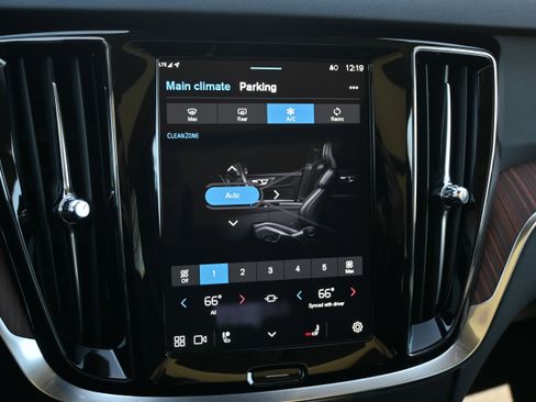 Used 2025 Volvo V60 B5 Cross Country Plus image 21