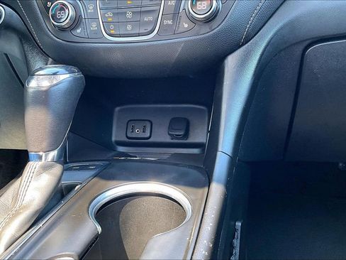Used 2018 Chevrolet Equinox Premier AWD/4WD image 16