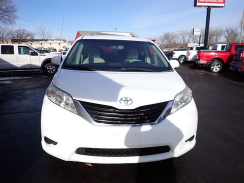 Used 2014 Toyota Sienna LE image 2