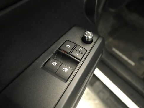 Used 2017 Toyota Tacoma SR image 10